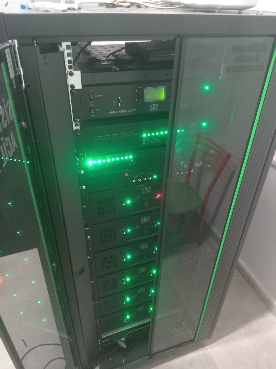 İzmir'de sistem odası düzenleme — rack, patch panel ve düzenli kablo yönetimi, Colga Bilişim