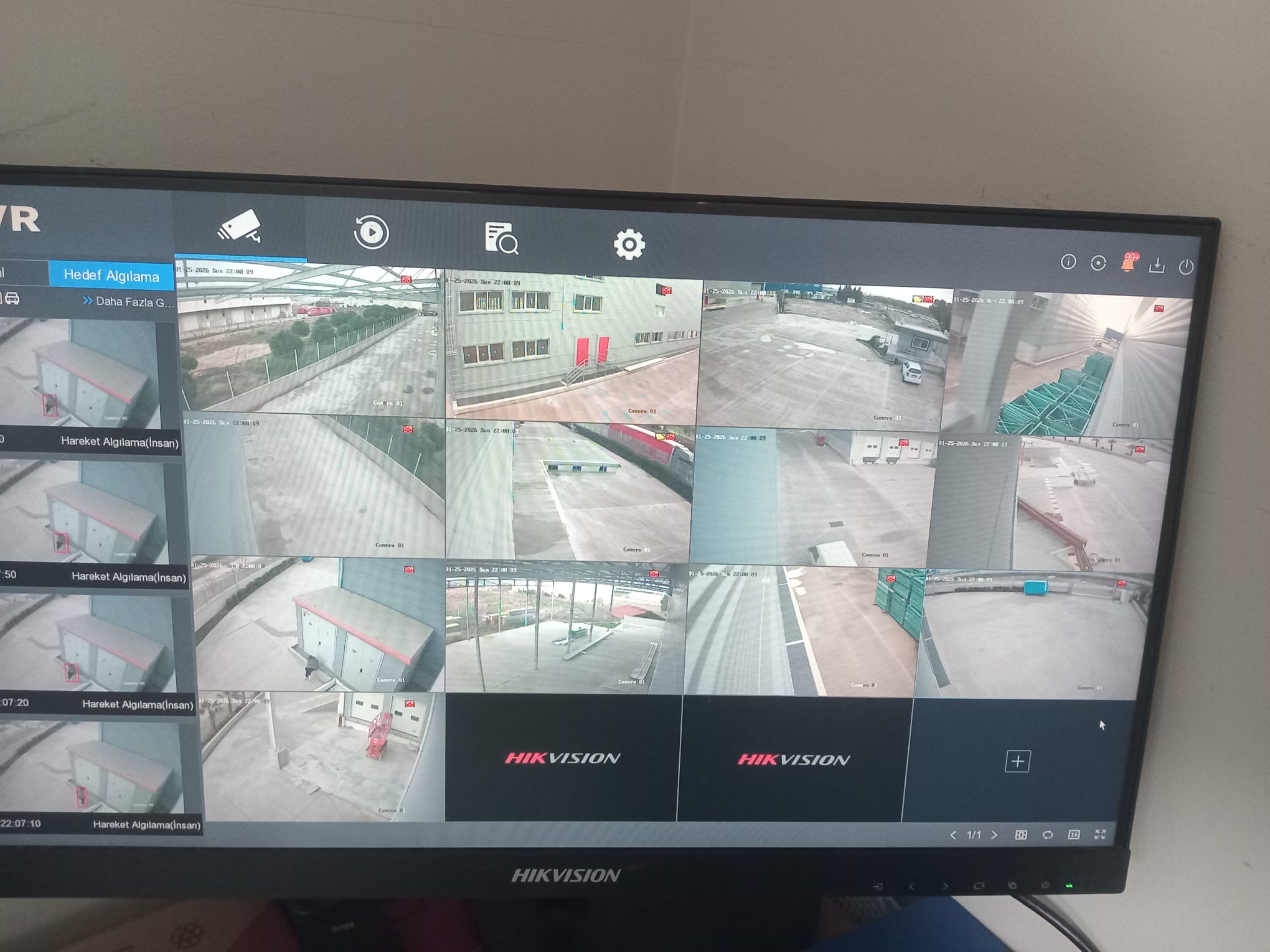 Eröz İnşaat Menderes kampüs CCTV sistem dolabı ve Hikvision NVR rack düzeni